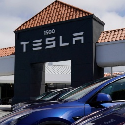 Fahrzeuge stehen vor einem Tesla-Autohandel in San Mateo, Kalifornien