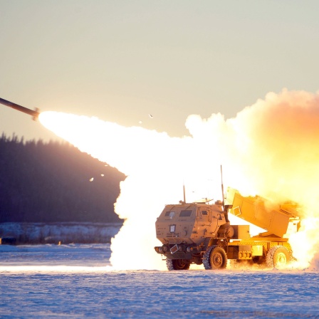 Rakete startet von Militärfahrzeug.