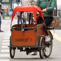 Ein Babboe-Lastenfahrrad im Straßenverkehr