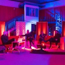 Das SWR-Hörspielstudio im Funkhaus Stuttgart ist nur im roten und blauen Licht erleuchtet und soll an die Atmosphäre des Bix Jazzclubs erinnern.