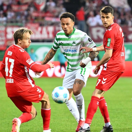 Fürths Roberto Massimo und Kölns Dejan Ljubicic und Mathias Olsen kämpfen um den Ball