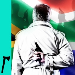 Eine Person mit einer Pistole steht vor einer südafrikanischen Flagge.