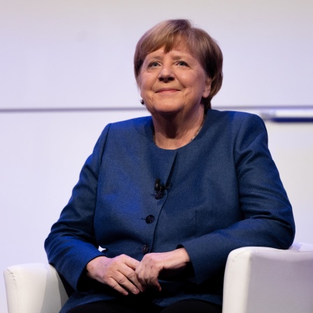 Angela Merkel sitzt am 16.12. auf dem Podium bei der lit.COLOGNE in Köln