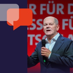 Bundeskanzler Olaf Scholz (SPD) spricht während seiner Wahlkampftour für die Bundestagswahl im Westbad.