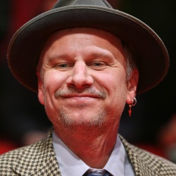 Robert Stadlober mit Hut bei der Eröffnung der Berlinale 2025 auf dem roten Teppich vor dem Berlinale-Palast.