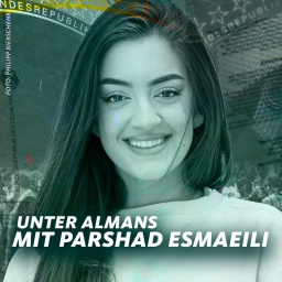 Comedian Parshad Esmaeili lacht auf diesem schwarz weiss Foto in die Kamera. Dahiner liegt das Logo vom Podcast Unter Almans.
