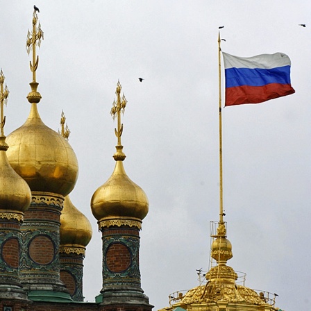 Die russische Fahne weht vor dem Regierungsgebäude in Moskau.
