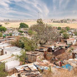 Blick auf ein Township nahe Johannesburg in Südafrika (Foto: imago images / Zoonar)