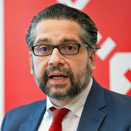 Mustafa Güngör, Vorsitzender der SPD-Fraktion in der Bremischen Bürgerschaft, bei einer Pressekonferenz.