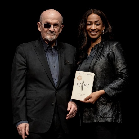 Gefeiert wie ein Popstar: Salman Rushdie im Deutschen Theater