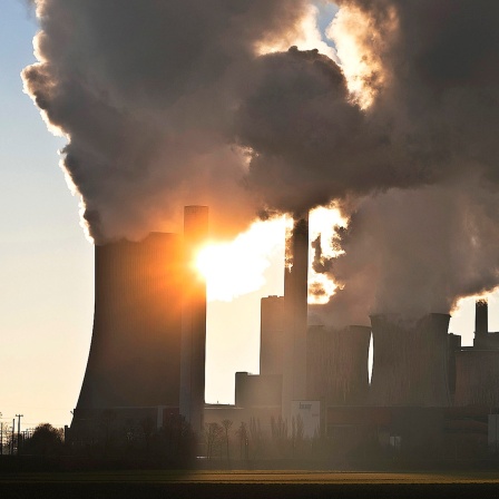 Das mit Braunkohle betriebene Kraftwerk Niederaussem bei Sonnenaufgang.