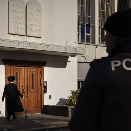 Polizeischutz vor einer Synagoge in Zürich