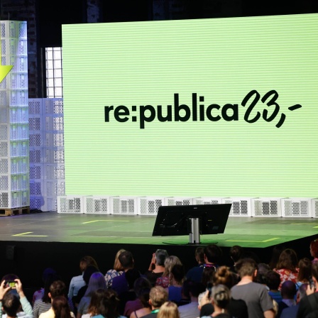 Johnny Haeusler, Gründer der Republica, steht in der Arena und Festsaal in Berlin Kreuzberg zur Eröffnung der Republica 2023