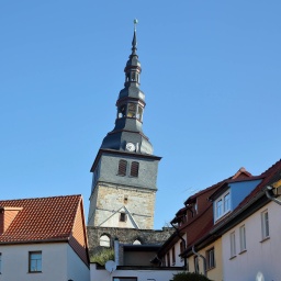 Schiefer Turm der Oberkirche in Bad Frankenhausen