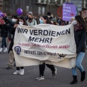 Teilnehmerinnen einer Demo am Internationalen Frauentag fordern eine gleichberechtigte Bezahlung. Internationaler Frauentag, Demo, Stuttgart, 08.03.2022