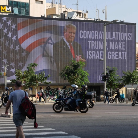 Werbetafel an einer Verkehrsstraße in Israel mit der Aufschrift "Congratulations! Trump make Israel great!". Symbolbild