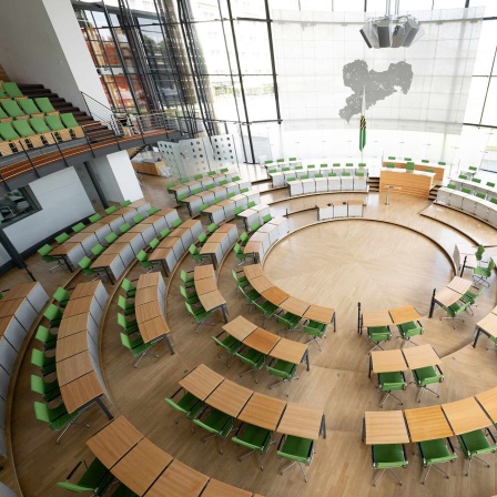 Die leeren Stühle der Abgeordneten im Plenarsaal des sächsischen Landtags.