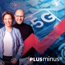 Die Hosts des Podcasts Plusminus Anna Planken und David Ahlf sind vor der Aufschrift 5G zu sehen. Diesmal geht es um 5G und die Frage: Lässt Huawei Hacker aus China rein?