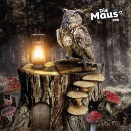 Eine Eule sitzt auf einem Baumstumpf in einem verzauberten Wald und trägt eine Uhr um den Hals.