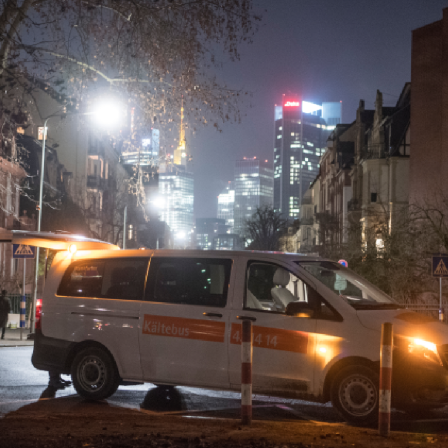 Der Kältebus steht auf einer Straße. 