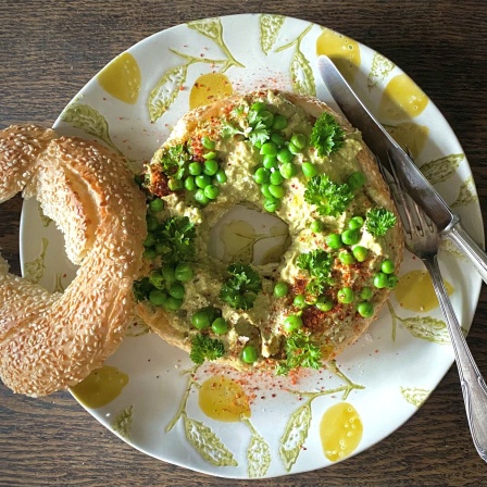 Herzhafte Erbsencreme auf Röstbrot