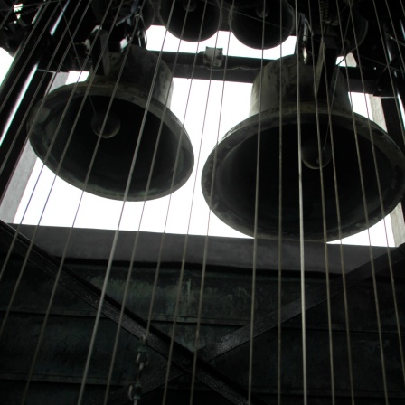 Das Carillon im Rathausturm. Beim Carillon handelt es sich um ein Glockenspiel, dass über eine Tastatur angeschlagen wird. Hier sieht man Glocken mit Zugseilen im Rathausturm