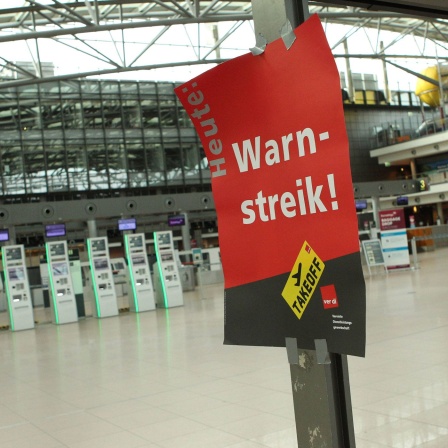 Fast menschenleeres Terminal 1 im Flughafen Hamburg während des Streiks der Beschäftigten
