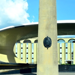 Das Zentrum der Stadt Brasília mit einer Kaserne und einer wehenden Landesflagge Brasiliens