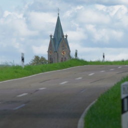 Landstraße mit Blick auf eine Kirche