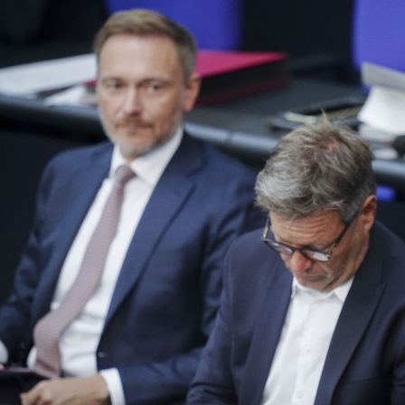 Christian Lindner/l. (FDP), Robert Habeck/m (Bündnis 90/Die Grünen), Bundeskanzler Olaf Scholz/r (SPD)