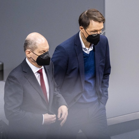Bundeskanzler Olaf Scholz (SPD) und Gesundheitsminister Karl Lauterbach (SPD), Bundesminister fuer Gesundheit, aufgenommen im Rahmen der Impfpflicht-Atbstimmung im Bundstag
