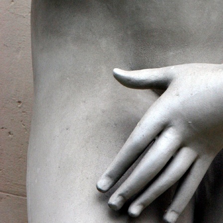 Skulptur: Frau hält sich eine Hand vor die Scham.