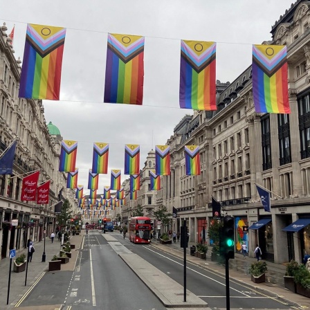 Regenbogenfahnen hängen in den Straßen von London 