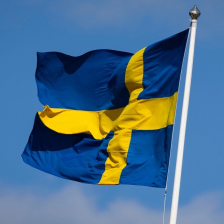 Eine schwedische Flagge weht im Wind.