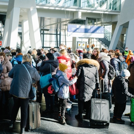 Geflüchtete Menschen aus der Ukraine kommen mit einem Sonderzug an der Hannover Messe an.