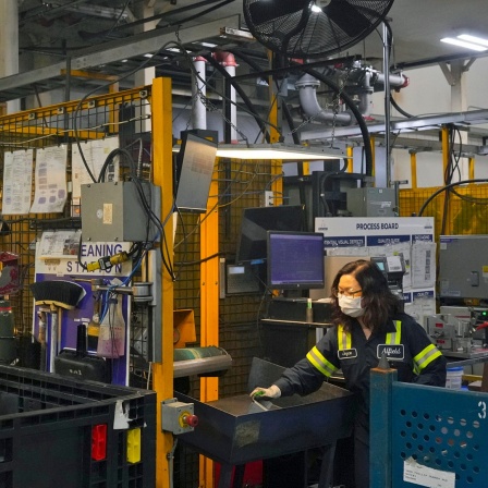 Eine Angestellte arbeitet in Woodbridge, Ontario, Kanada am Fließband in der Martinrea Fabrik, die Autoteile sowohl an kanadische als auch an US-amerikanische Autofabriken liefert. 