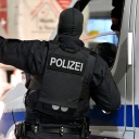 Polizist:innen beim Einsatz im Rahmen einer groß angelegten Razzia (14.12.2022)