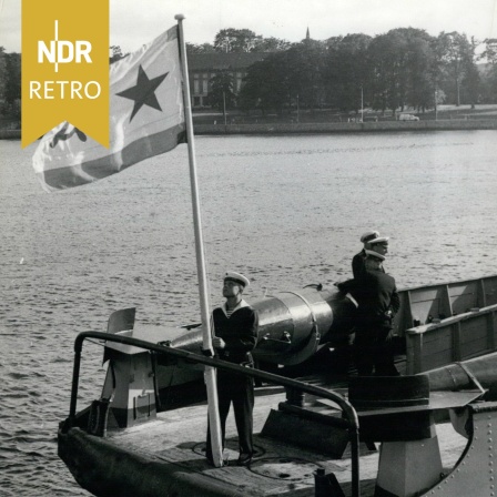 Kiel: Rückgabe von 14 Schiffen, die die während des Zweiten Weltkriegs von den USA an die Sowjetunion ausgeliehen worden waren, 07.07.1955. Das Foto zeigt das Einholen der Sowjetflagge.