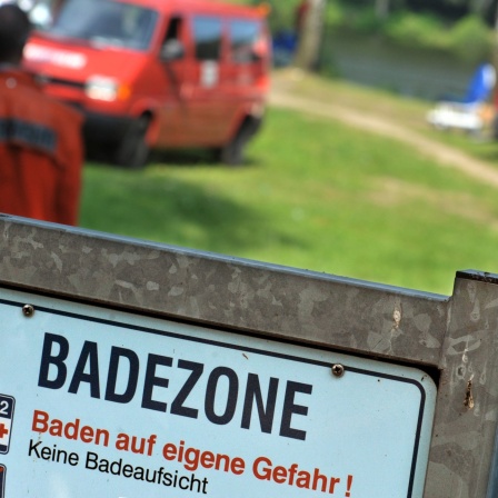 Notarztwagen am Badesee