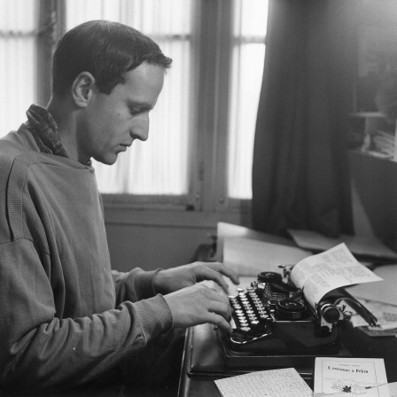 Boris Vian an Schreibmaschine / Foto Vian, Boris; franz.Schriftsteller; Ville d'Avray 10.3.1920 - Paris 23.6. 1959. - Boris Vian an der Schreibmaschine. - Foto, 1956.