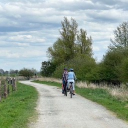 Zwei Radfahrer auf einem Radweg in der Radreiseregion Hellwegbörde