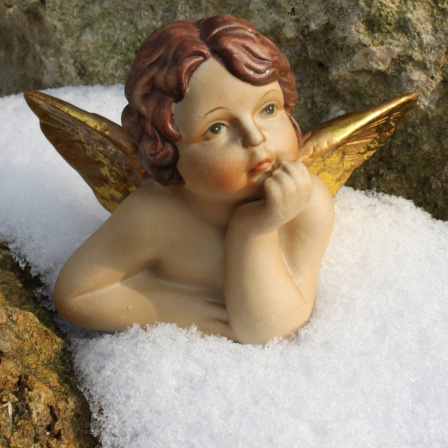 Weihnachtsengel im Schnee