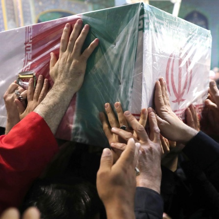 Hände an einem Sarg: Iraner nehmen an einem Trauergebet für den verstorbenen iranischen Präsidenten Ebrahim Raisi teil, der bei einem Hubschrauberabsturz ums Leben kam.