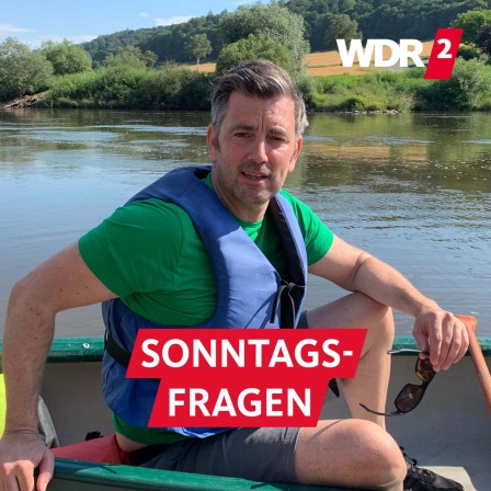 Hendrik Schulte im Kanu, im Hintergrund eine grüne Vorgebirgslandschaft