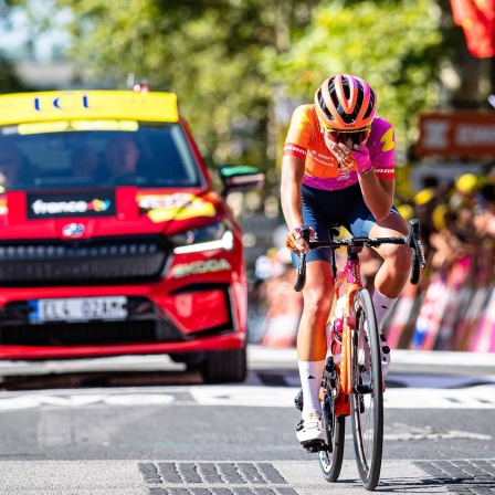 Ricarda Bauernfeind kann es nicht glauben: Sie hat ihre erste Etappe bei der Tour de France Femmes gewonnen
