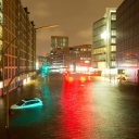 Ein Auto schwimmt am 06.12.2013 in der von
einer Sturmflut überschwemmten Hafencity in Hamburg.