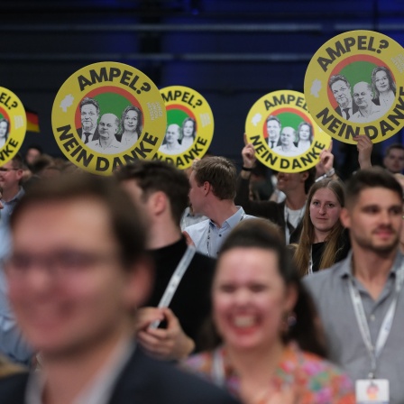 Delegierte des Deutschlandtags der Jungen Union halten Schilder mit der Aufschrift „Ampel? Nein Danke!“