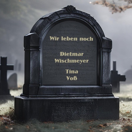 Schwarzer Grabstein auf einem Friedhof mit der Aufschrift: Wir leben noch, Dietmar Wischmeyer, Tina Voß