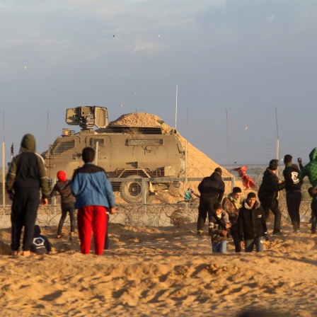 Palästinensische Demonstranten stehen israelischen Truppen gegenüber an einem Stacheldrahtzaun entlang der Grenze zu Israel östlich von Rafah im südlichen Gazastreifen (27. Dezember 2019)