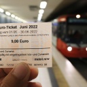 Ein 9-Euro-Ticket für den Monat Juni ist am Bahnsteig der Kölner Verkehrsbetriebe zu sehen.